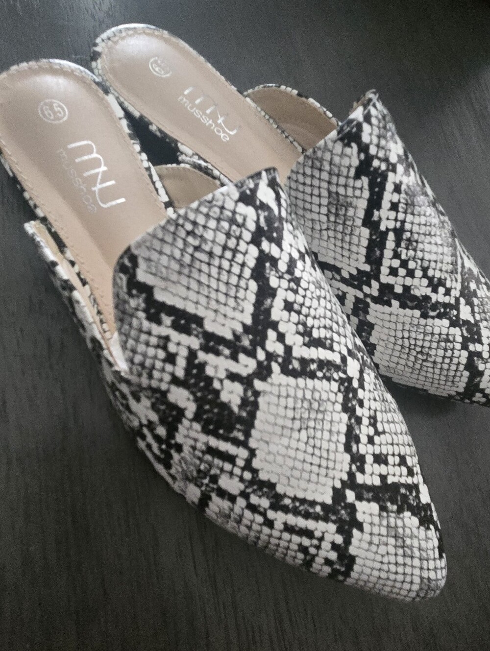 MUSSHOE Snakeskin Pointed Toe Mule Flats Black White Size 6.5 Like New - Picture 5 of 11